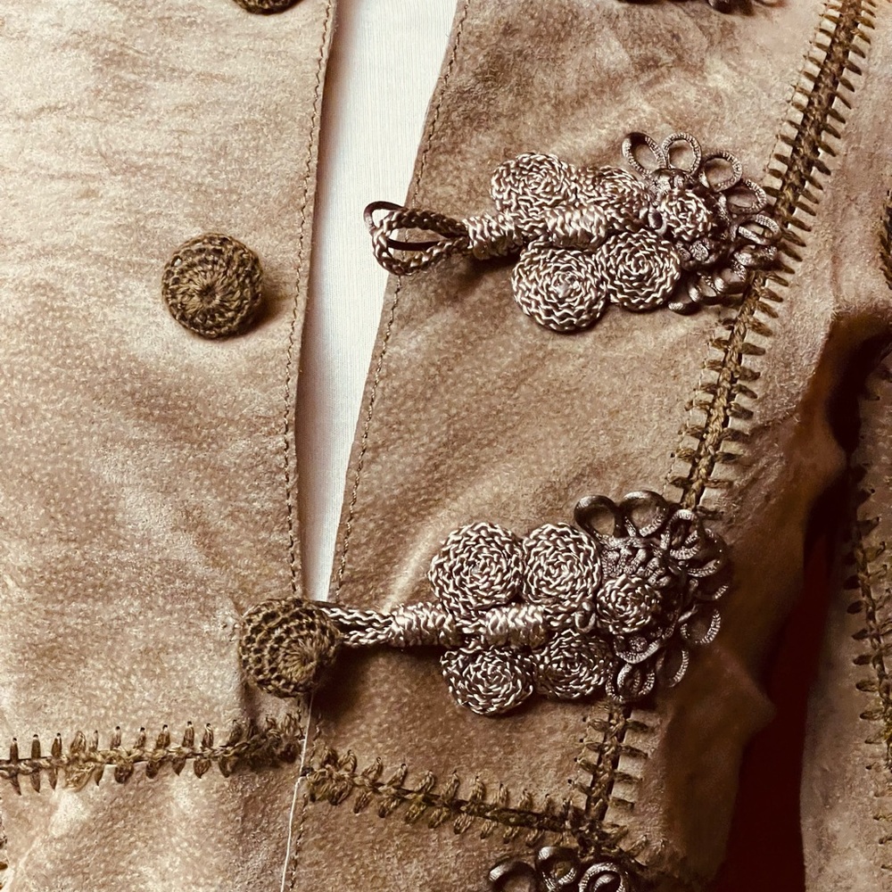Women's Beige Suede Leather Jacket with Embroidered Detailing - Picture 4 of 15